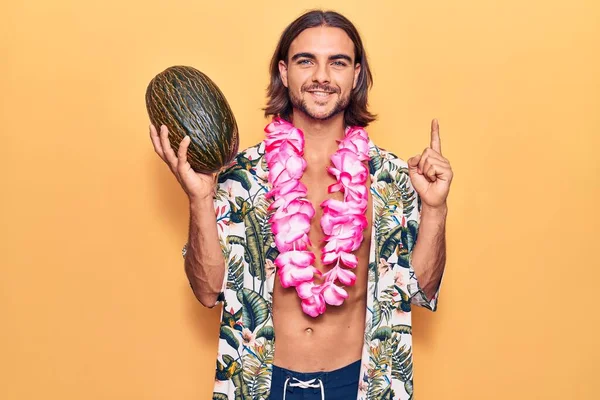 Joven Hombre Guapo Con Traje Baño Lei Hawaiano Sosteniendo Melón — Foto de Stock