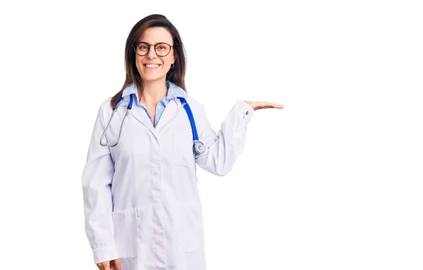 Jovem Mulher Bonita Vestindo Estetoscópio Médico Óculos Sorrindo Alegre Apresentando — Fotografia de Stock