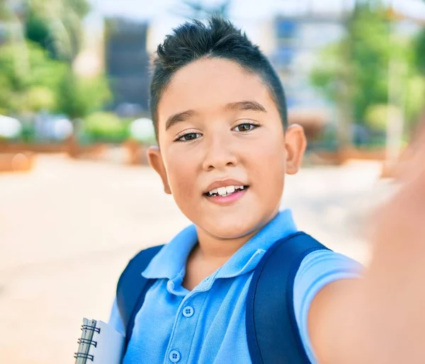 Roztomilý Student Chlapec Usmívá Šťastný Dělat Selfie Kamery Ulici Města — Stock fotografie