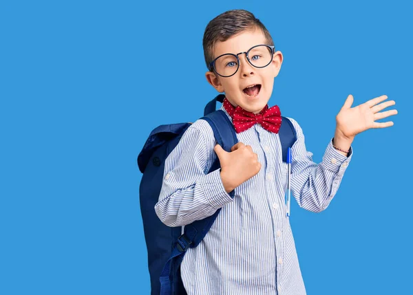 Ragazzo Biondo Carino Con Papillon Nerd Zaino Che Celebrano Vittoria — Foto Stock