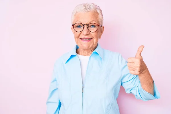 Senior Bella Donna Con Gli Occhi Blu Capelli Grigi Indossando — Foto Stock