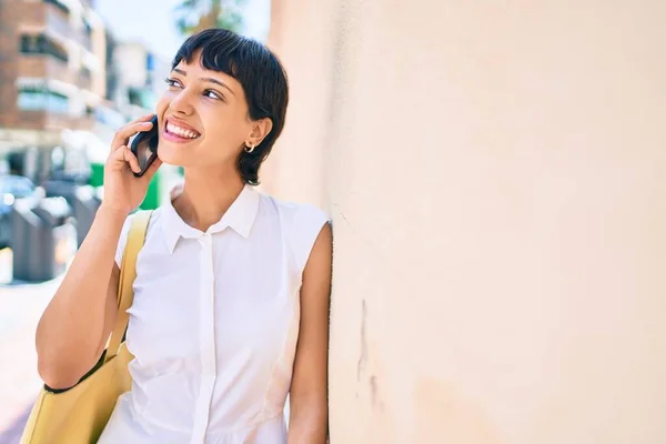 若いです髪の短い女性笑顔幸せな屋外で電話で話す — ストック写真