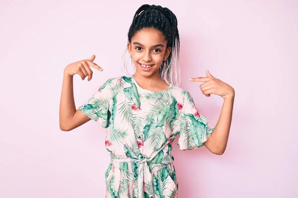 Νεαρό Αφροαμερικανό Κορίτσι Κοτσίδες Που Φοράει Καλοκαιρινό Στυλ Και Δείχνει — Φωτογραφία Αρχείου
