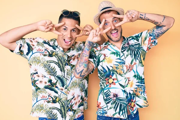Unga Homosexuella Par Två Män Bär Sommarmössa Och Hawaiian Skjorta — Stockfoto