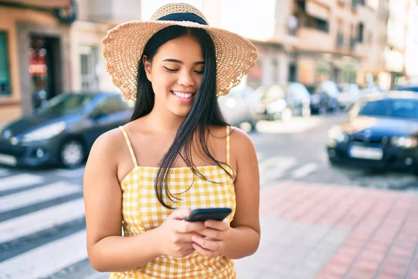 Joven Chica Asiática Sonriendo Feliz Ciudad Usando Smartphone — Foto de Stock