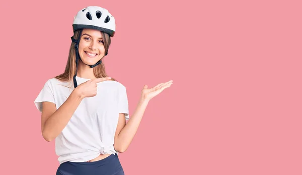 Bisiklet Kaskı Takan Genç Güzel Bir Kız Kameraya Hayret Ediyor — Stok fotoğraf