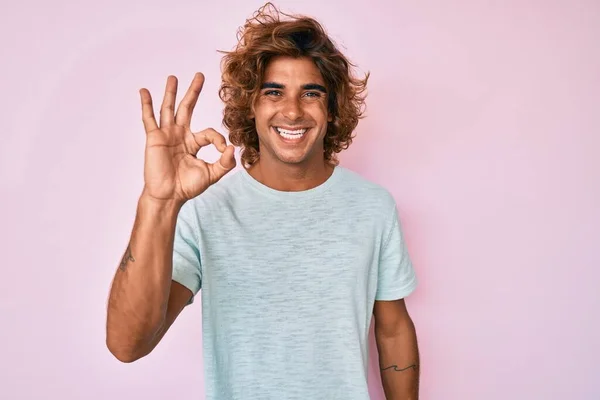 Gündelik Kıyafetler Giyen Genç Spanyol Adam Gülümsüyor Parmaklarıyla Tamam Işareti — Stok fotoğraf