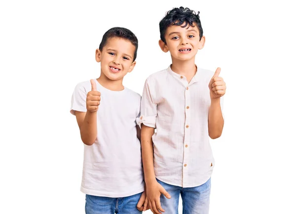 Kilku Młodszych Braci Razem Ubranych Luźne Ubrania Uśmiechniętych Szczęśliwych Pozytywnych — Zdjęcie stockowe