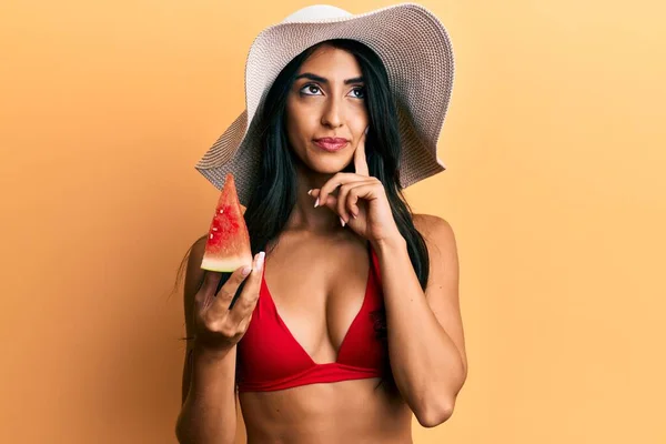 Vacker Latinamerikansk Kvinna Bikini Som Äter Vattenmelon Allvarligt Ansikte Tänker — Stockfoto