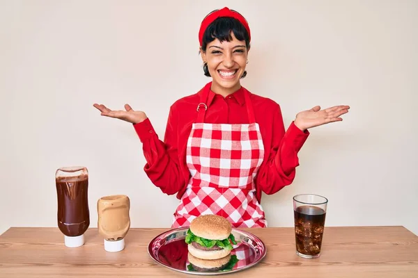 Beautiful Brunettte Woman Cooking Tasty Hamburguer Celebrating Victory Happy Smile — Stock Photo, Image