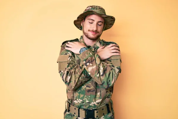 Jovem Caucasiano Vestindo Uniforme Exército Camuflagem Abraçando Feliz Positivo Sorrindo — Fotografia de Stock