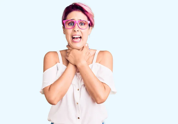 Young Beautiful Woman Pink Hair Wearing Casual Clothes Glasses Shouting — Stock Photo, Image