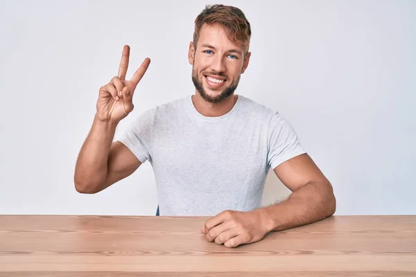 Jonge Blanke Man Casual Kleren Zittend Tafel Glimlachend Met Een — Stockfoto