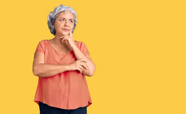 Mujer Mayor Con Pelo Gris Usando Camiseta Naranja Cara Seria —  Fotos de Stock