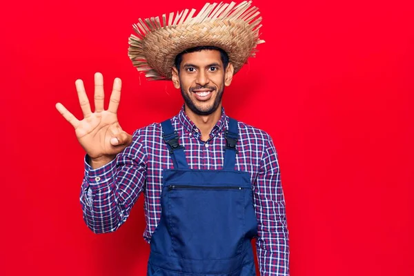 Joven Latino Vistiendo Sombrero Granjero Delantal Mostrando Señalando Con Los —  Fotos de Stock