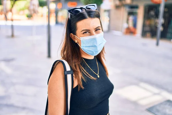 Jovem Bela Mulher Morena Usando Máscara Médica Caminhando Rua Cidade — Fotografia de Stock