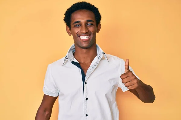 Afrikansk Stilig Man Avslappnad Skjorta Ler Glad Och Positiv Tummen — Stockfoto