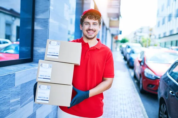 Beyaz Tenli Genç Teslimatçı Elinde Karton Paketlerle Şehirde Yürürken Mutlu — Stok fotoğraf