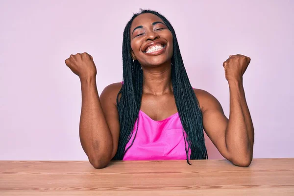 Mujer Afroamericana Con Trenzas Vestida Con Ropa Casual Sentada Sobre —  Fotos de Stock