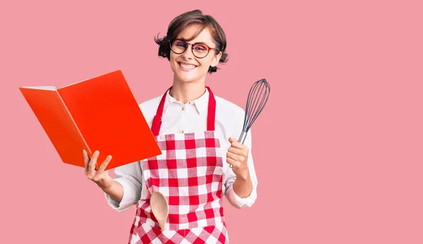 Kısa Saçlı Profesyonel Fırıncı Önlüğü Giyen Güzel Bir Kadın Yemek — Stok fotoğraf