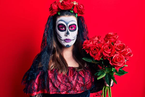 Jovem Mulher Vestindo Dia Traje Morto Segurando Flores Pensando Atitude — Fotografia de Stock