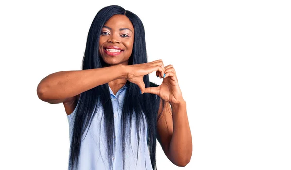 Genç Afro Amerikan Kadın Günlük Kıyafetler Giyip Aşıkken Gülümsüyor Elleriyle — Stok fotoğraf