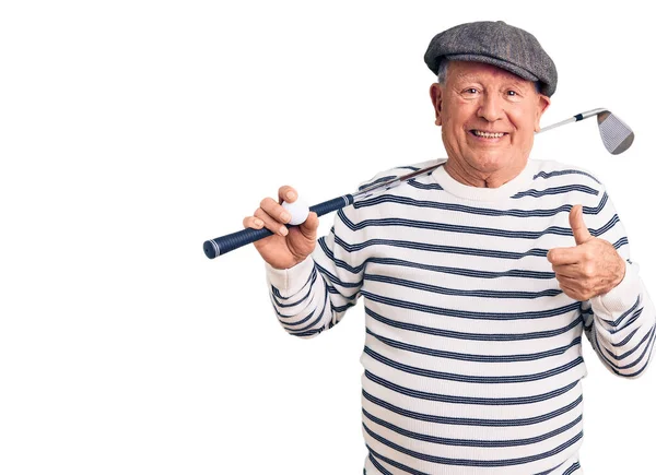 Senior Stilig Gråhårig Man Som Håller Golfklubba Och Boll Ler — Stockfoto