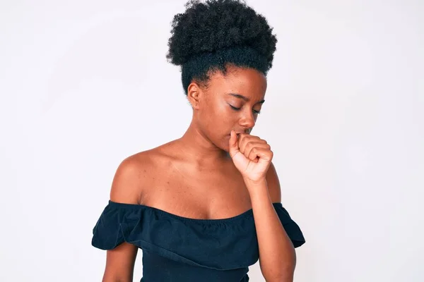 Mujer Afroamericana Joven Que Usa Ropa Casual Sintiéndose Mal Tosiendo — Foto de Stock