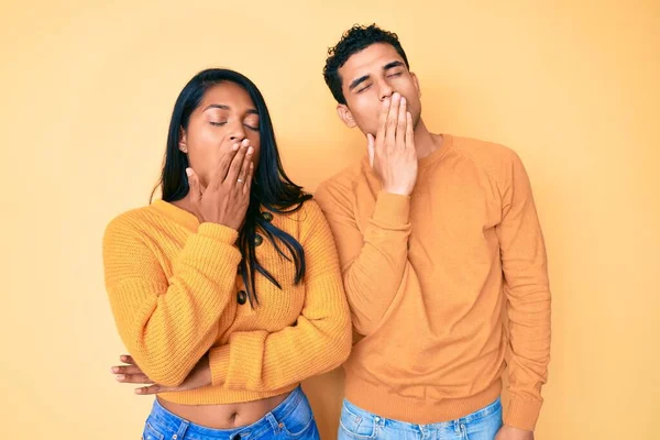 Beau Jeune Couple Latin Portant Des Vêtements Décontractés Ensemble Ennuyé — Photo