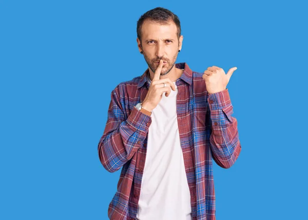 Homem Bonito Jovem Vestindo Roupas Casuais Pedindo Para Ficar Quieto — Fotografia de Stock