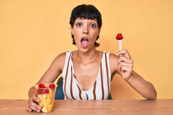 Hermosa Mujer Morena Comiendo Fruta Fresca Saludable Asustada Sorprendida Con —  Fotos de Stock