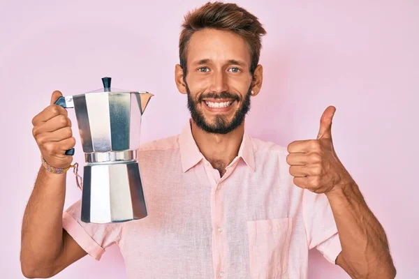 Knappe Blanke Man Met Baard Met Italiaanse Koffiezetapparaat Glimlachend Gelukkig — Stockfoto