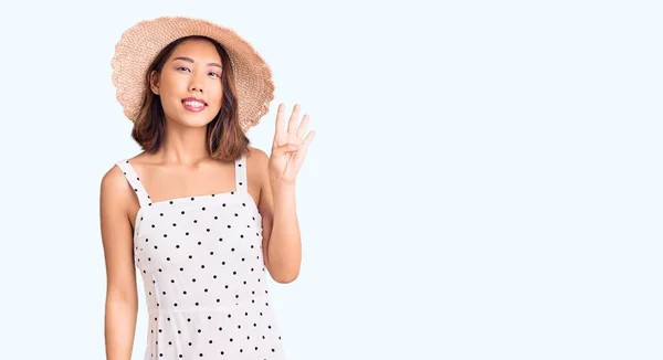 年轻美丽的中国姑娘头戴夏帽 头戴四号手指 面带微笑 自信而快乐 — 图库照片