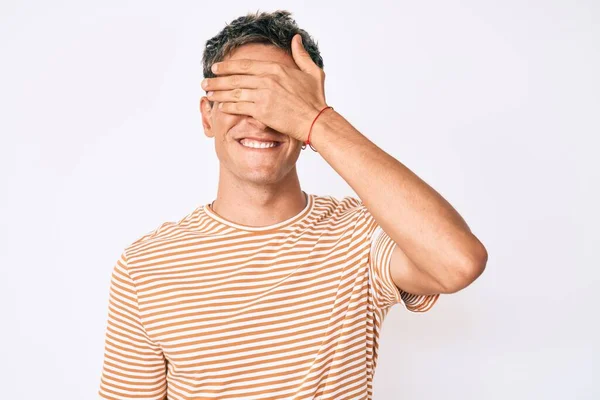 Mladý Pohledný Muž Neformálních Šatech Usmívající Rukou Tváři Zakrývající Oči — Stock fotografie
