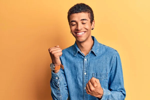 Mladý Africký Američan Muž Sobě Ležérní Oblečení Slaví Překvapen Ohromen — Stock fotografie