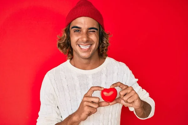 Ung Latinamerikansk Man Håller Hjärtat Blinkande Tittar Kameran Med Sexiga — Stockfoto