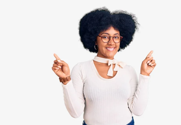 Молодая Африканская Американка Повседневной Одежде Очках Уверенно Улыбается Указывая Пальцами — стоковое фото