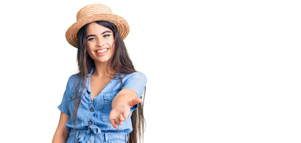 Brunette Tiener Meisje Dragen Zomer Hoed Glimlachend Vriendelijk Aanbieden Van — Stockfoto