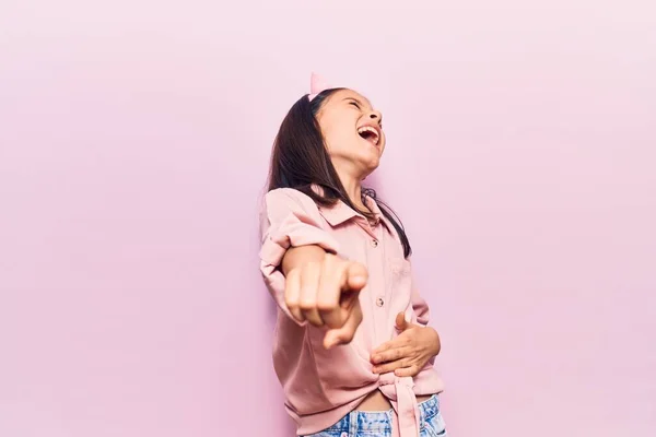 Mooi Kind Meisje Dragen Casual Kleding Lachen Naar Wijzend Vinger — Stockfoto