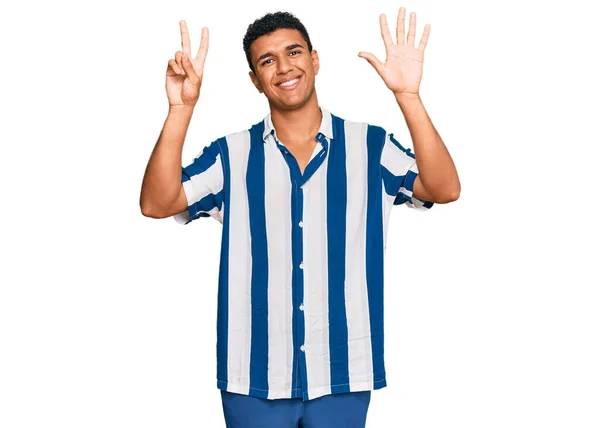 身穿休闲装的阿拉伯青年男子露出七号手指指尖 面带微笑 自信而快乐 — 图库照片