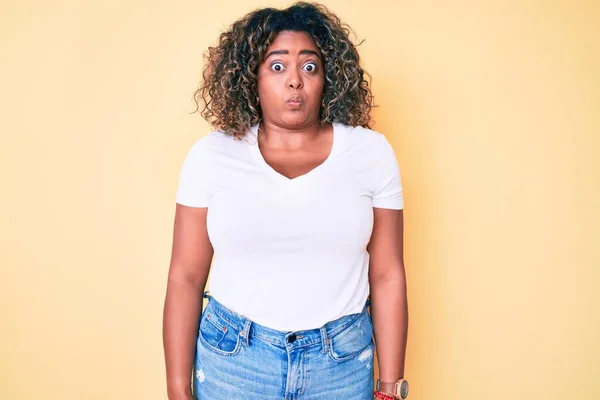 Jonge Afro Amerikaanse Size Vrouw Draagt Casual Witte Tshirt Puffen — Stockfoto