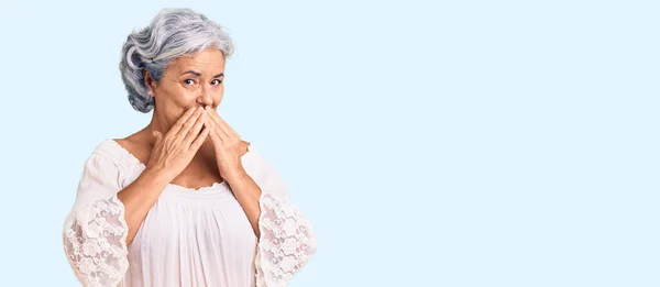 Oudere Vrouw Met Grijs Haar Draagt Boheemse Stijl Lachen Beschaamd — Stockfoto