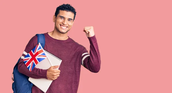 Hispanisch Gut Aussehender Junger Mann Austauschstudent Mit Britischer Flagge Schreit — Stockfoto