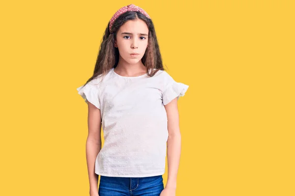 かわいいヒスパニック系の子供の女の子が原因の問題の動揺を眉をひそめて カジュアルな白いTシャツ懐疑的かつ神経を着て 否定的な人 — ストック写真
