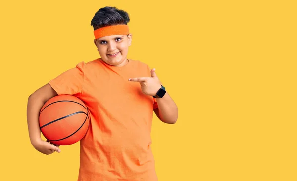Klein Jongetje Houdt Basketbal Bal Glimlachend Gelukkig Wijzend Met Hand — Stockfoto