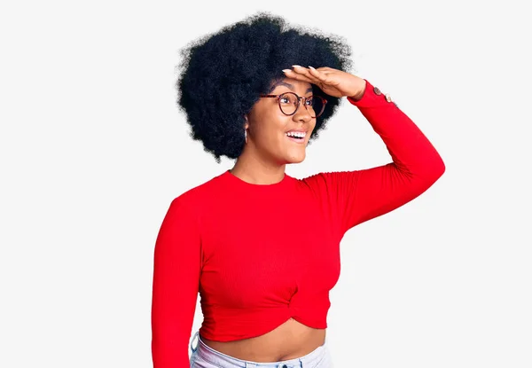 Młoda Afroamerykanka Luźnych Ciuchach Okularach Bardzo Szczęśliwa Uśmiechnięta Patrząca Daleka — Zdjęcie stockowe