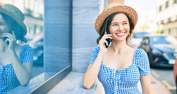 Young Beautiful Girl Smiling Happy Using Smartphone Leaning Wall Street — Stock Photo, Image