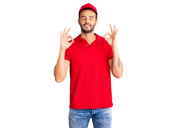 Joven Hombre Hispano Guapo Llevando Uniforme Mensajero Entrega Relajarse Sonreír —  Fotos de Stock