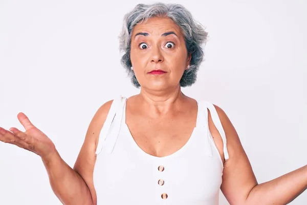 Ältere Hispanische Frau Lässiger Kleidung Ahnungslos Und Verwirrt Ausdruck Mit — Stockfoto