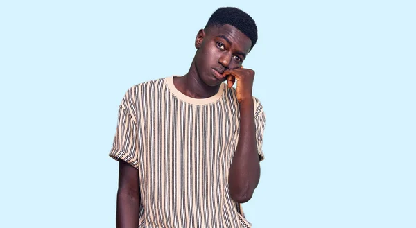 Молодой Африканский Американец Повседневной Одежде Выглядит Напряженным Нервным Руками Рту — стоковое фото